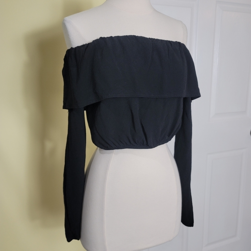 Silence + Noise | UO Black Off Shoulder Longsleeve Crop Blouse | Size S
